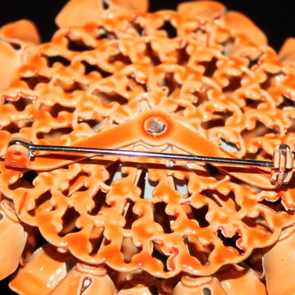 Beautiful Enamel and baby pearls adorn this brooch & clip back earrings - Picture 16 of 16